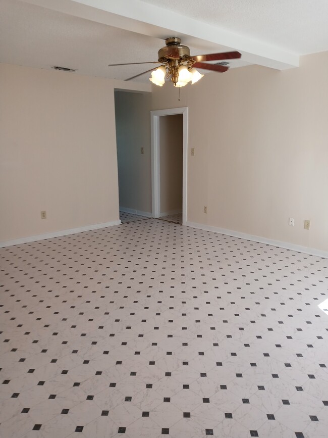 Building Photo - 715 Rexford Dr