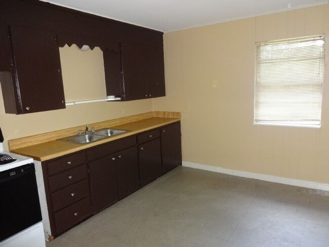Building Photo - Three bedroom home in the Wakefield area.