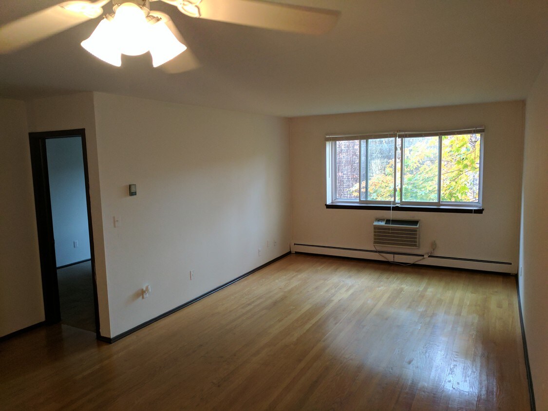 Living area - 2535 N Prospect Ave
