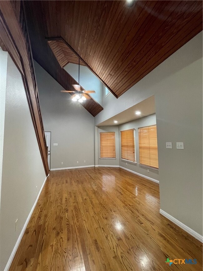 Building Photo - 542 Lonesome