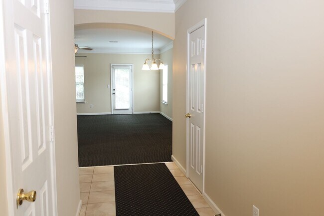 Foto del edificio - Charming 2-story Townhome