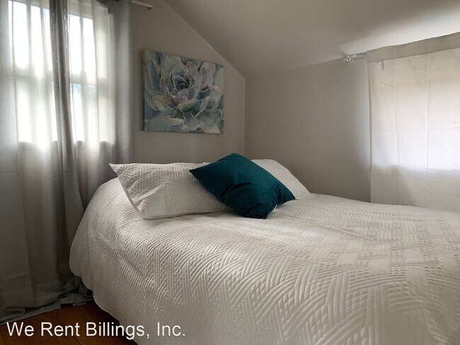 Building Photo - 1513 1st St W