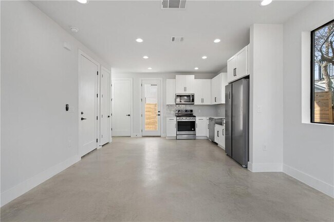 Building Photo - 1306 E 3rd St