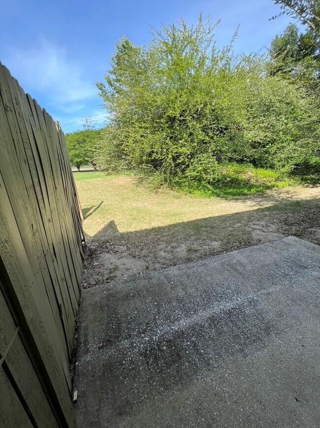 Building Photo - Spacious Unit at Crossland Downs (Across f...