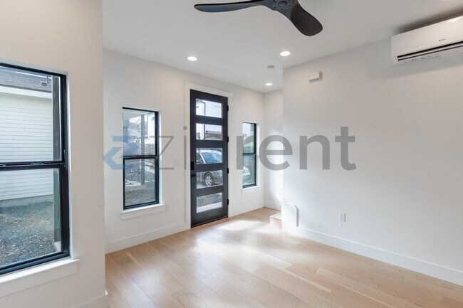 Foto del edificio - 2916 E 13th St