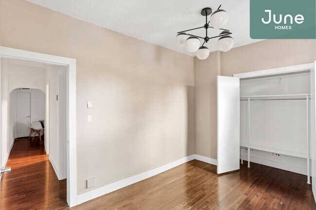 Building Photo - Queen room in 3-bed/1.0-bath Home