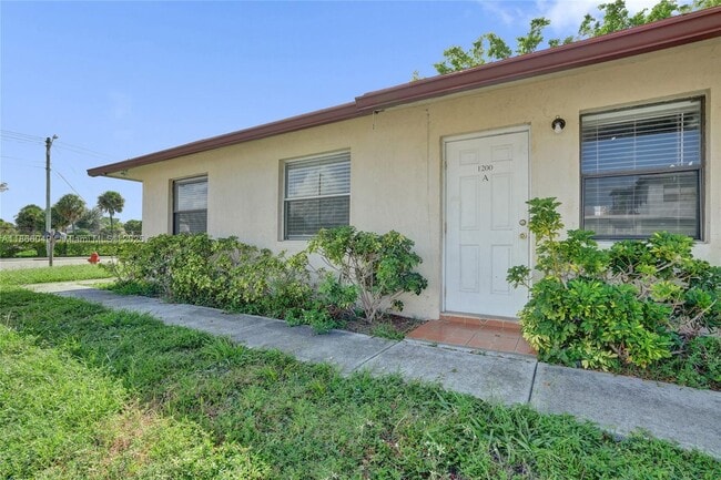 Building Photo - 1200 W 31st St