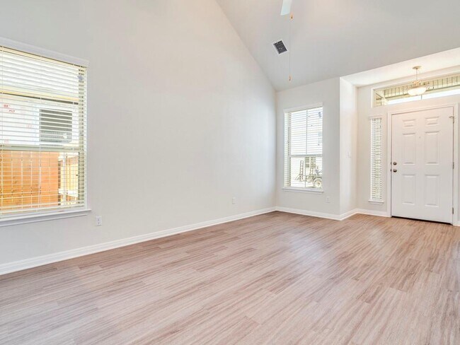 Foto del edificio - 4113 Birdwatch Loop