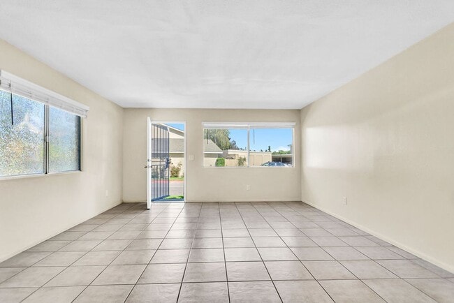 Building Photo - Great three bedroom townhome in UTC!  Avai...