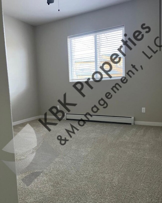 Building Photo - 906-908 Douglas Dr