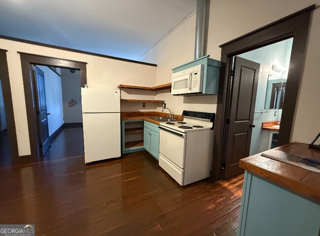 Building Photo - 359 Railroad St