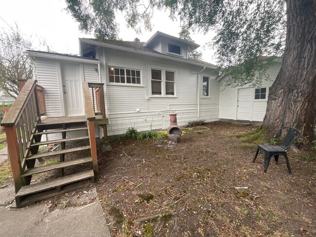 Building Photo - 3 Bed, 1 Bath with HUGE Fenced Backyard