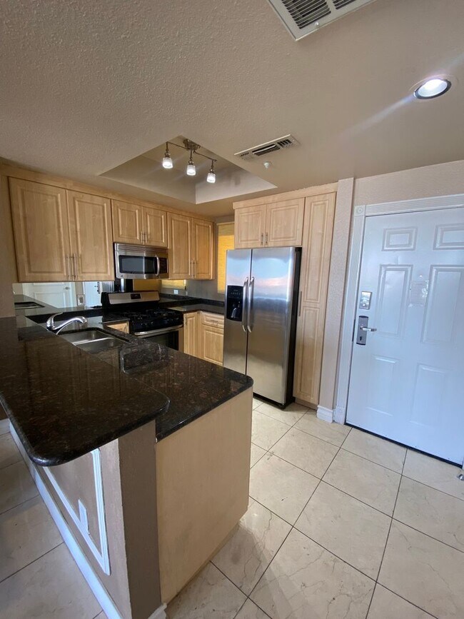 Building Photo - Beautiful, partially furnished 1 bedroom w...