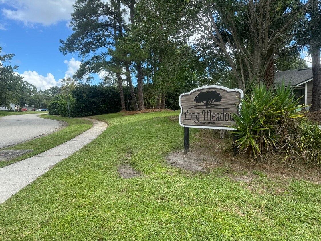 Building Photo - 8428 Long Meadow Cir N