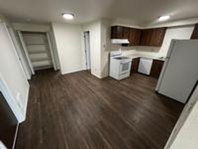 Foto del edificio - Charming Pet Friendly 2 Bedroom Duplex With Fenced Yard In Quiet Neighborhood!