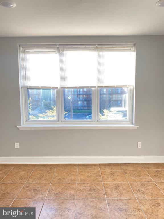 Foto del edificio - 400-18 W Walnut Ln