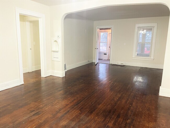 Building Photo - 837 Monroe St