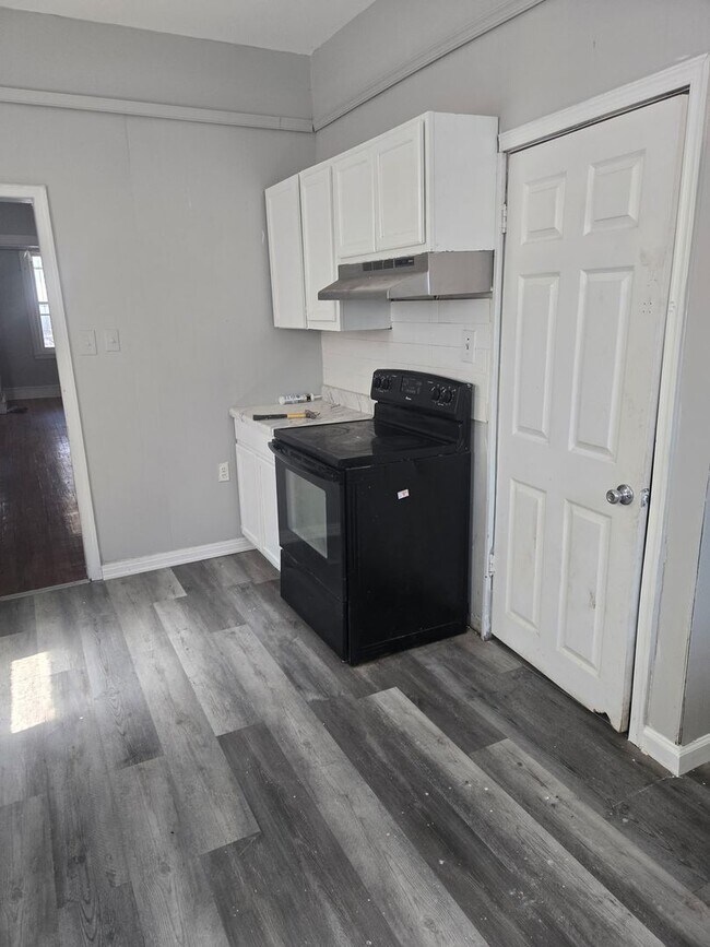 Foto del edificio - Beautiful 4-Bedroom Home with Central Air, Gas Heating  Laundry