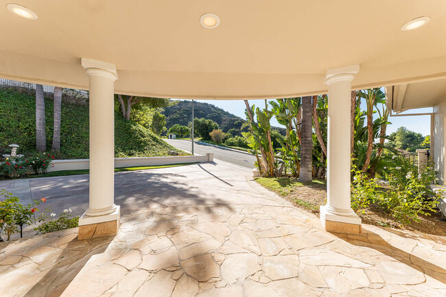 Building Photo - 24935 Bella Vista Dr