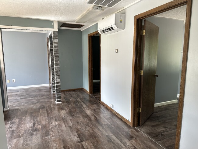 Building Photo - 1122 S Oak Ave