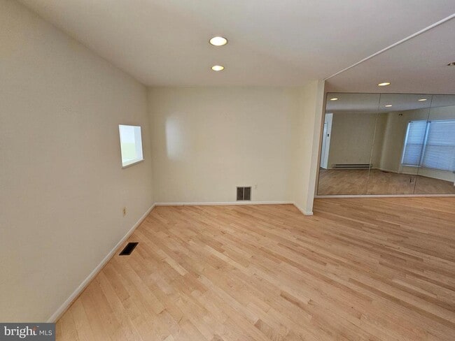 Building Photo - 6908-6910 Ten Timbers Ln