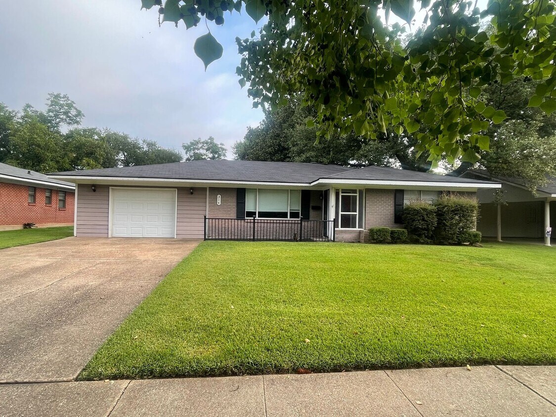 Primary Photo - Lovely home in Broadmoor Terrace Subdivisi...
