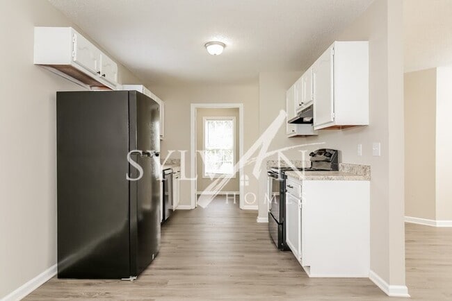 Building Photo - Feel welcome and comfortable in this adora...