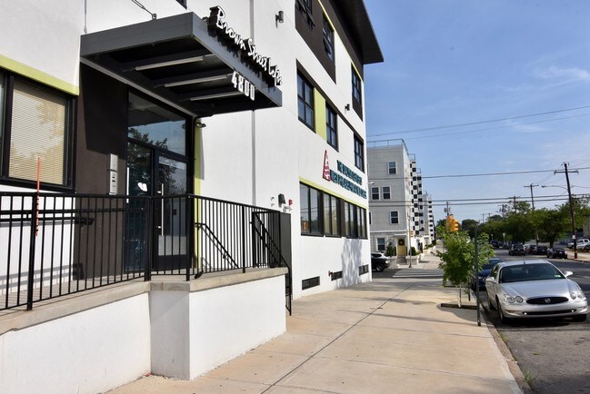 Foto del edificio - 4800 Brown St
