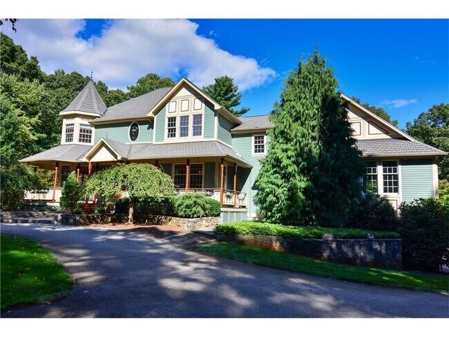 Building Photo - 396 Love Ln