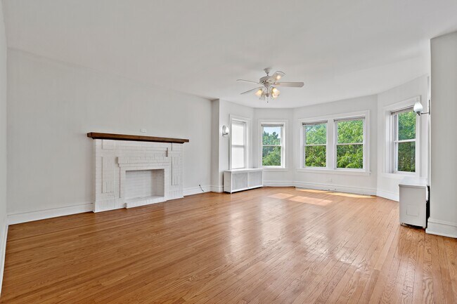 Building Photo - 2219 W Rosemont Ave