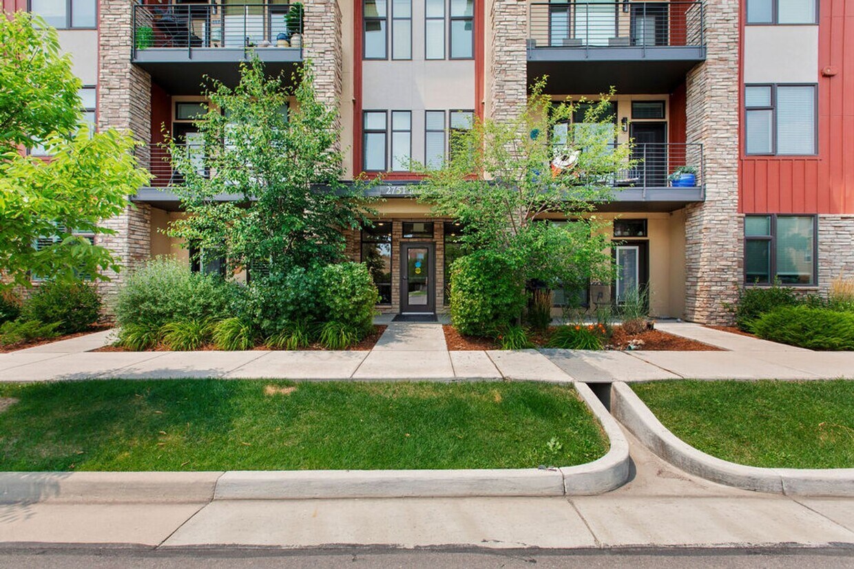 Foto principal - Charming 2 Bedroom, 2 Bath Condo in Secure...