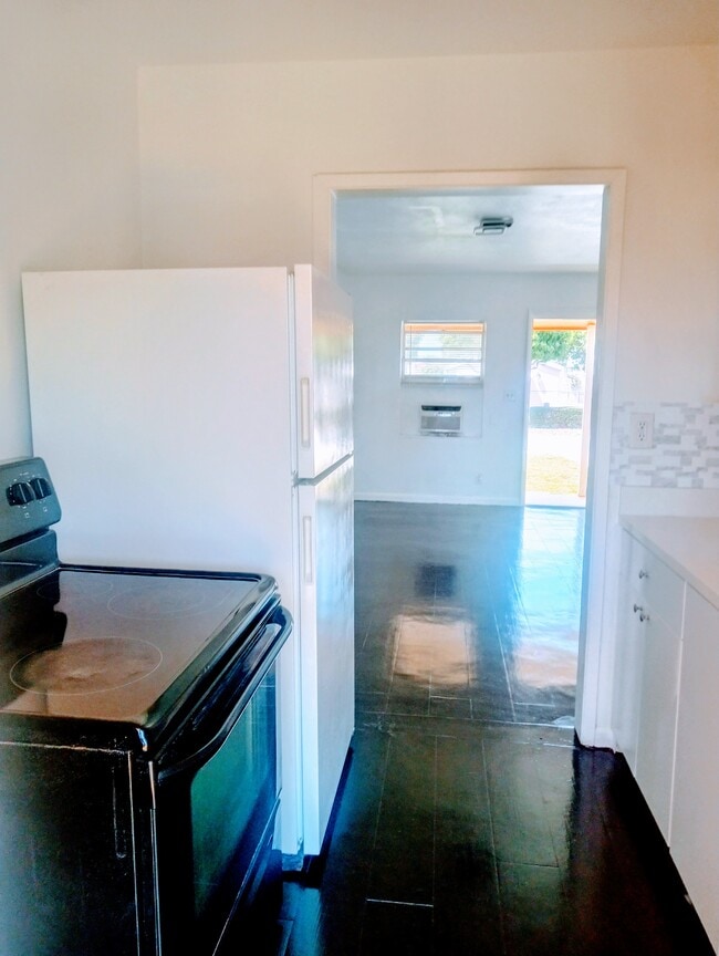 Building Photo - 131 NW 14th Ave