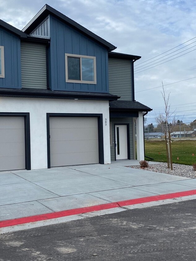 Primary Photo - Townhouse with 3 bedrooms / 2 bathrooms in...