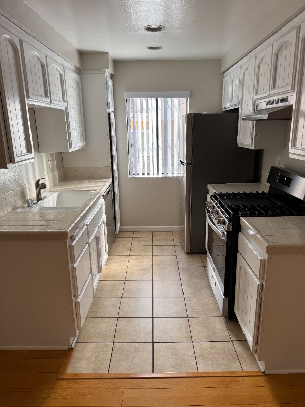 Building Photo - 725 E Providencia Ave