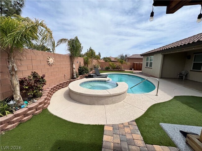 Foto del edificio - 364 Moon Aura Ave