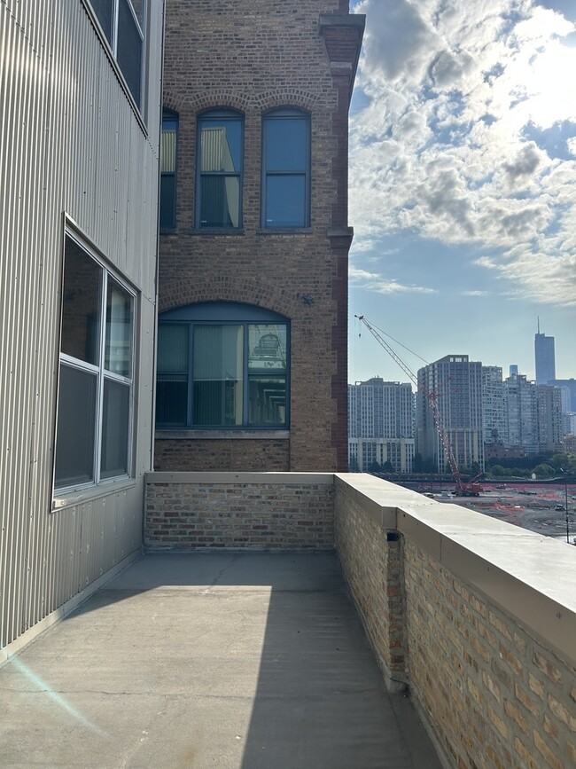 Building Photo - 824 W Superior St