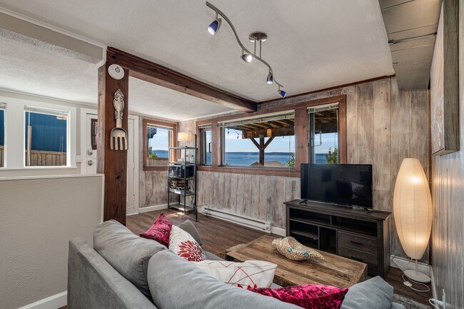 Foto del edificio - Ocean view 1 bedroom bottom floor unit close to Alki