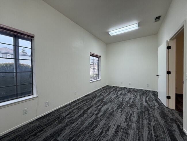 Foto del edificio - 2889 Cohasset Rd