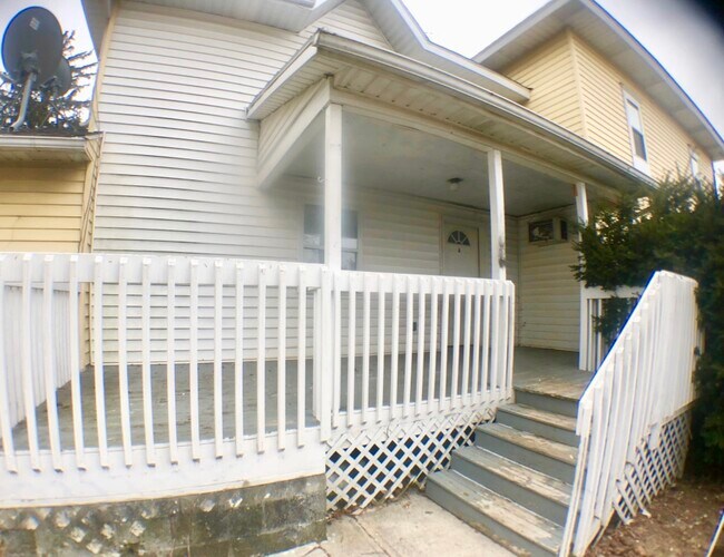 Building Photo - 1221 South Dr