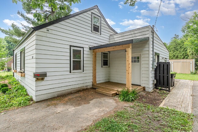 Building Photo - 3-Bedroom updated home on Salem Street $18...
