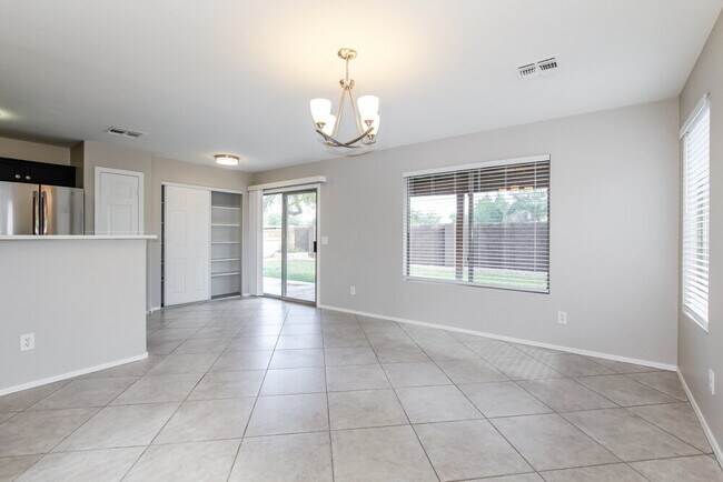 Foto del edificio - 9561 N 85th Dr