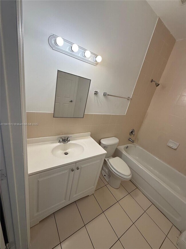 Building Photo - 1020 SW 4th St