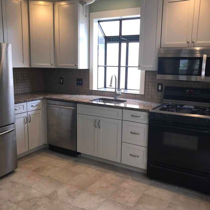 Foto principal - 215 W Grove St