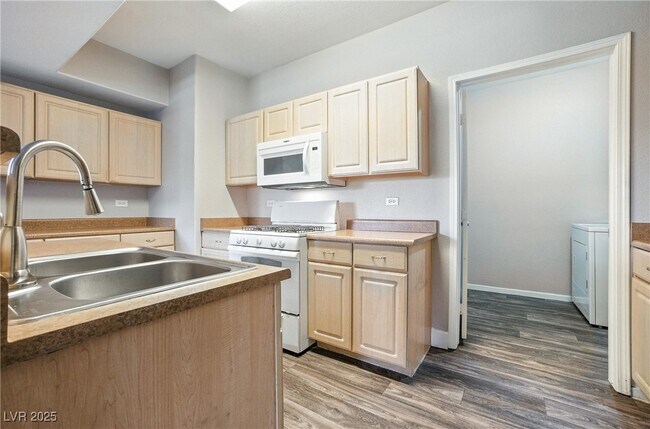 Foto del edificio - 8250 N Grand Canyon Dr