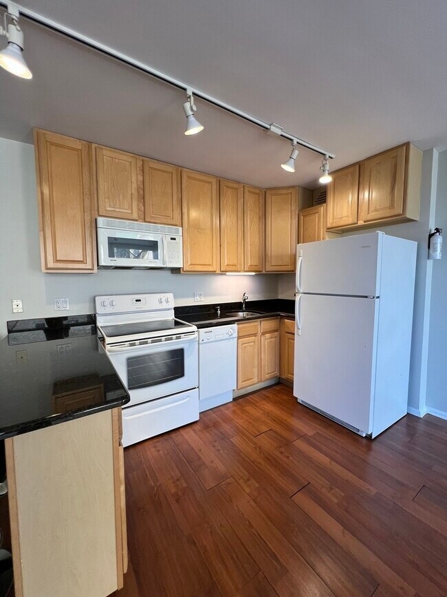 Building Photo - 2400 N Lakeview Ave