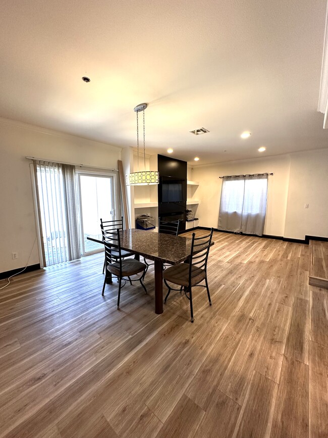 Foto del edificio - 9146 Noble Ave