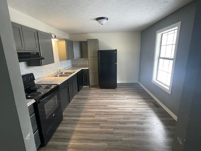 Building Photo - Cute newly remodeled 2 bedroom duplex!