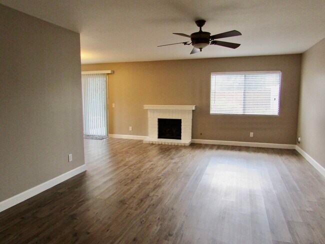 Foto del edificio - 15916 Rosehaven Ln