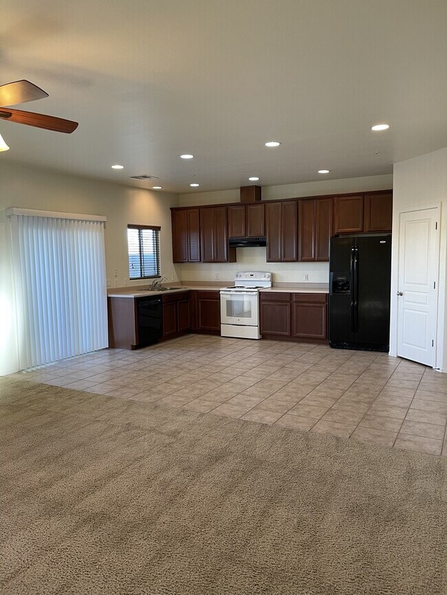 Foto del edificio - 3b 2.5ba, Great location in gated community!