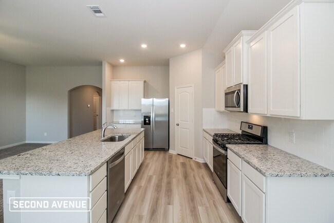 Building Photo - 2105 Meadow Dr